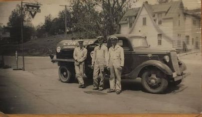 Babe Obenland and fueling crew from The Owl hiding behind treet, Pomeroy WA